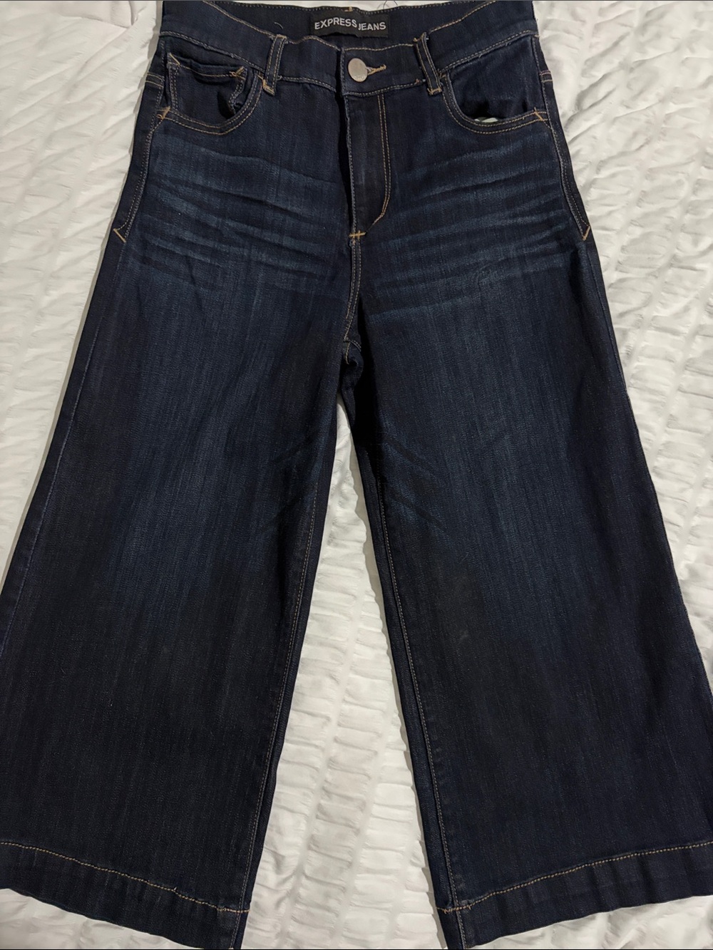 Express Dark Indigo Wide-Leg Cropped Jeans. 26” waist. Very nice denim! EUC